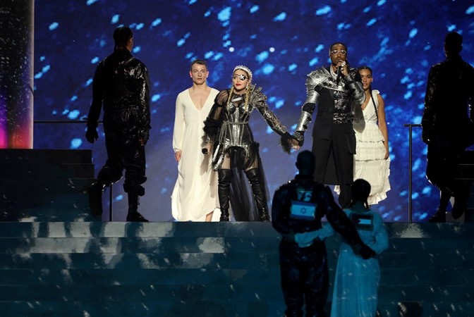 Больше не пригласят: Мадонну освистали на сцене "Евровидения" за политический подтекст в номере, который она скрывала на репетициях