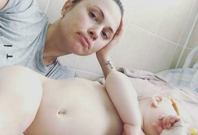 "Не знаю, чем ей помочь": Годовалая внебрачная дочь Александра Головина оказалась в больнице в тяжёлом состоянии
