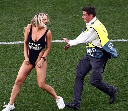 По заказу безумного русского: Американская модель в бикини прервала финал Лиги чемпионов в Мадриде