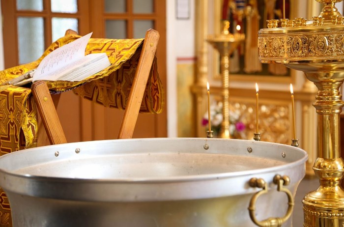 "Если бы мать не мешала крещению...": Отстранённый после грубого крещения в Гатчине священник не считает себя виновным