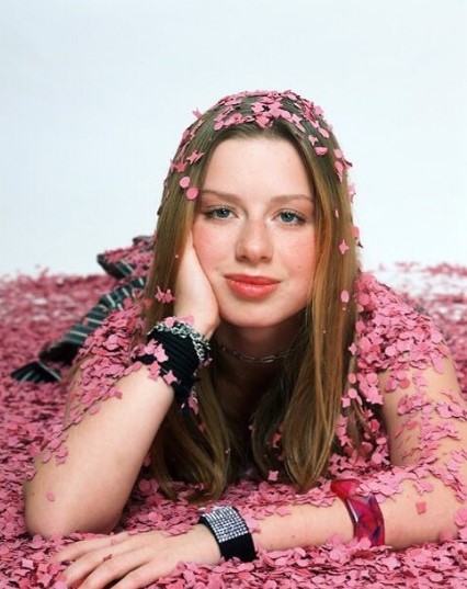 Юлия Савичева анонсировала новый альбом с песнями авторства её мужа и любимой артистки