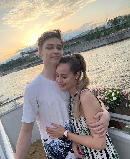 17-летнего сына Наташи Королёвой и Тарзана "застукали" за поцелуями со звездой "Дом-2"