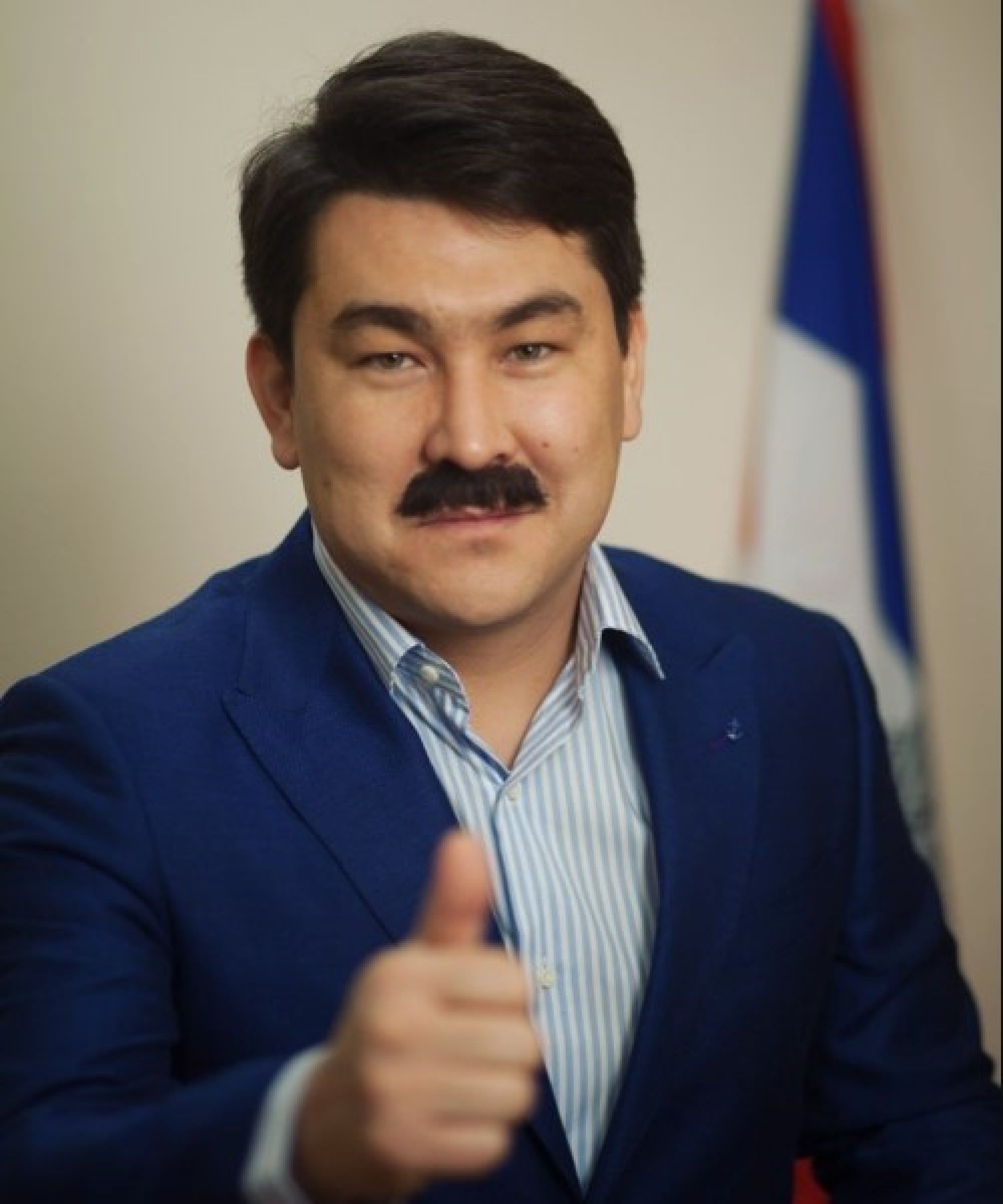 Азамат Мусагалиев предложил в сети новый челлендж со средними пальцами