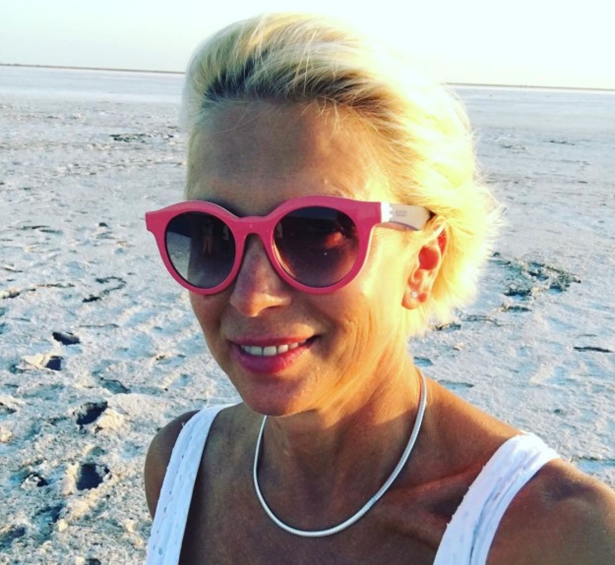 57-летняя Алёна Свиридова показала стройную фигуру на пляже в бикини