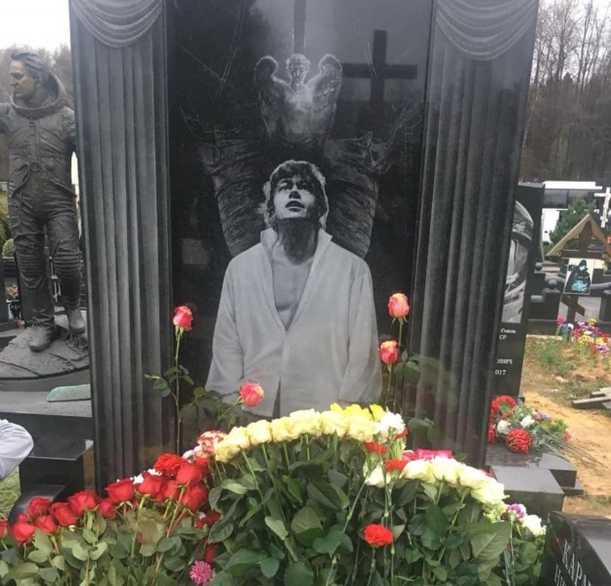 В годовщину со дня смерти Николая Караченцова на кладбище установили большой памятник артисту