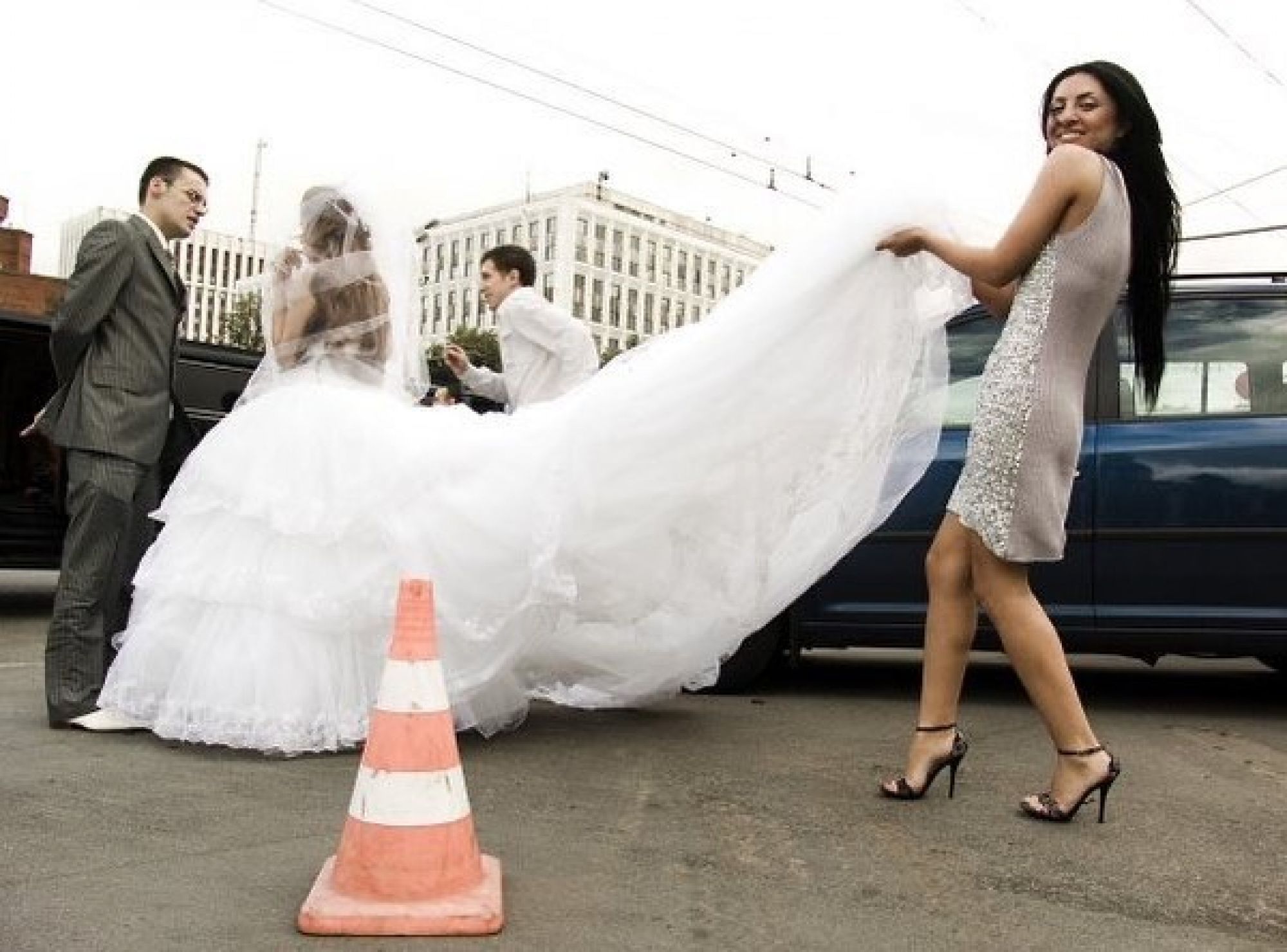 "Оно вне моды": Айза Анохина выставила на продажу платье, в котором выходила замуж за Гуфа