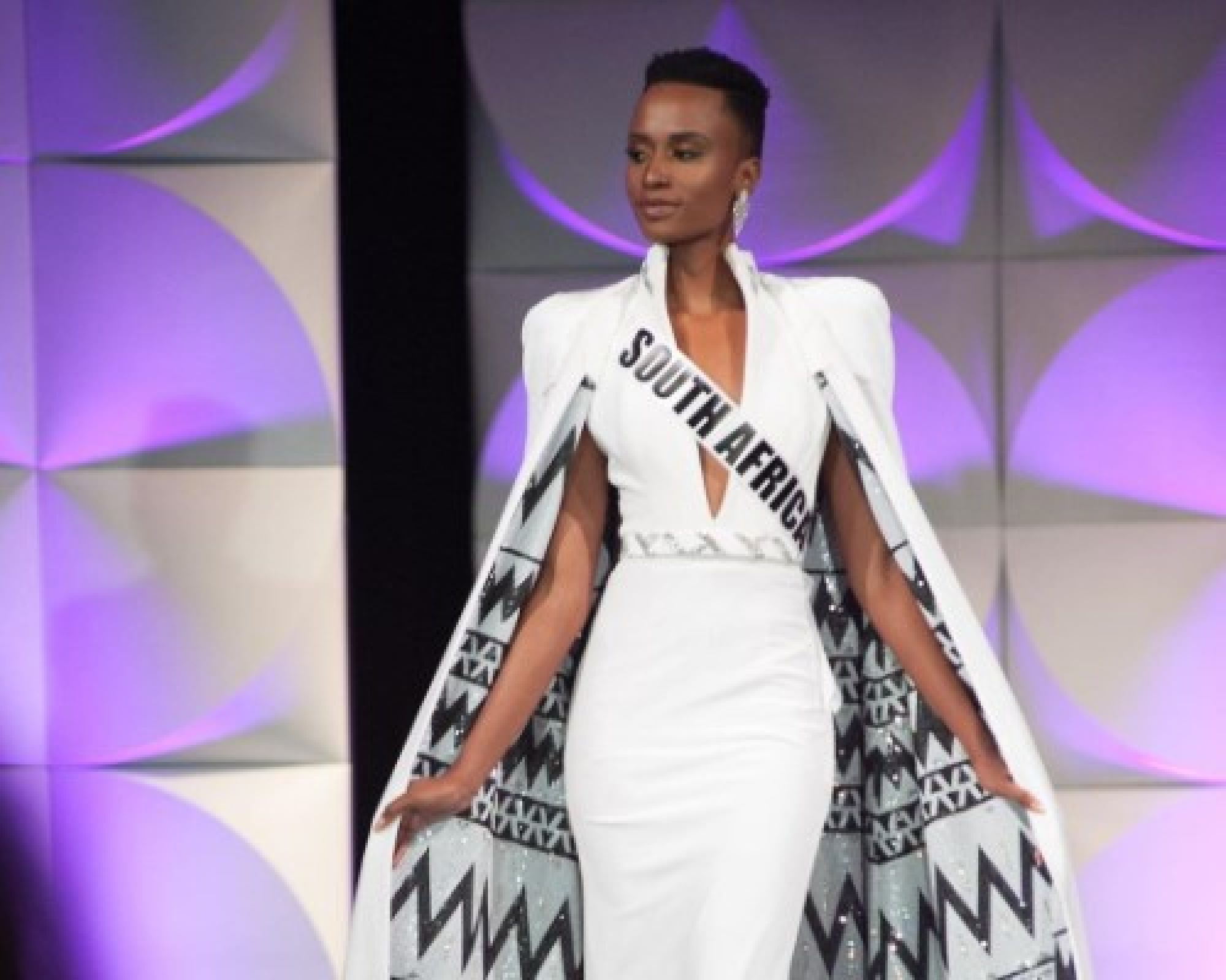 "Темнокожие девушки могут быть волшебно красивыми": Представительница ЮАР завоевала титул "Мисс Вселенная-2019"