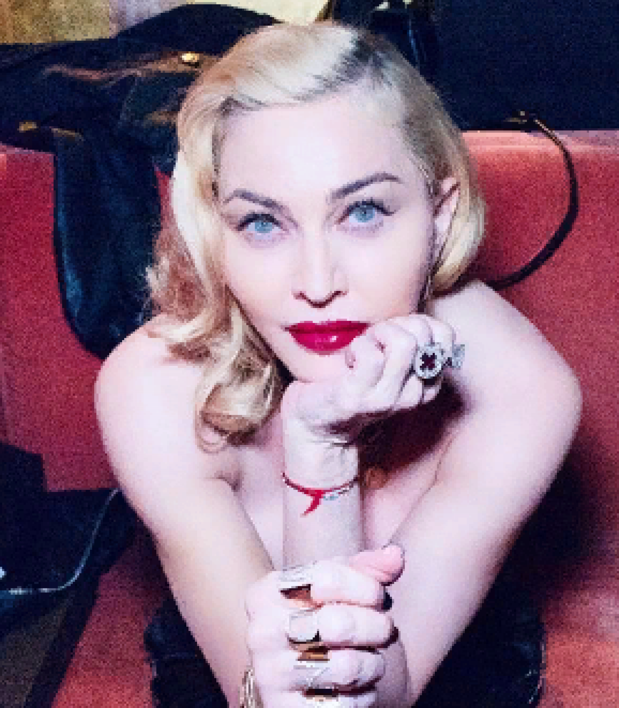 Мадонна удивила своих поклонников фотосессией в нижнем белье