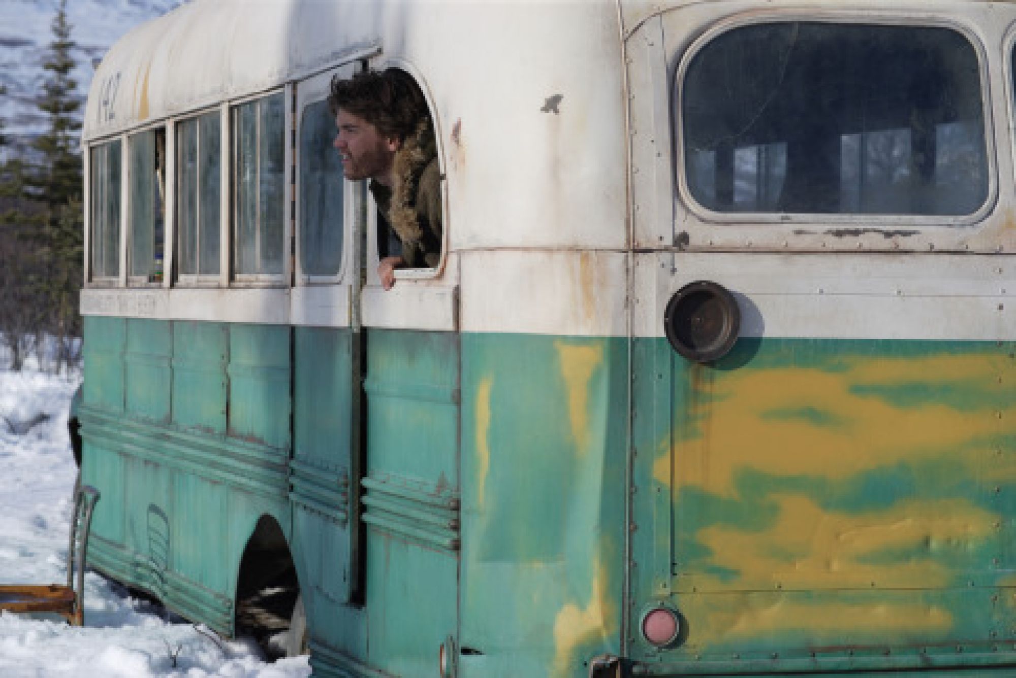 Убрали на вертолете: На Аляске вывезли знаменитый автобус из фильма «В диких условиях»