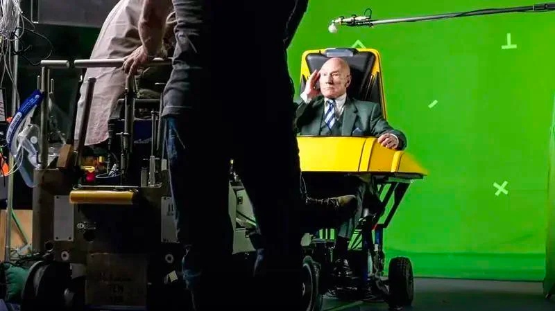 Патрик Стюарт показан в роли Профессора Икс на съемках «Доктора Стрэнджа 2»