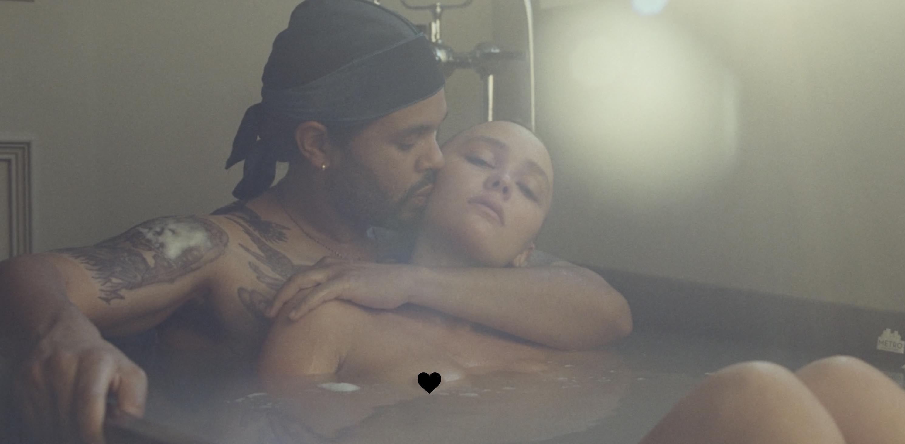 Голая Лили-Роуз Депп снова появилась в 3 эпизоде «Кумир» («Идол»), который можно посмотреть Голая Лили-Роуз Депп снова появилась в 3 эпизоде «Кумир» («Идол»), который можно посмотреть