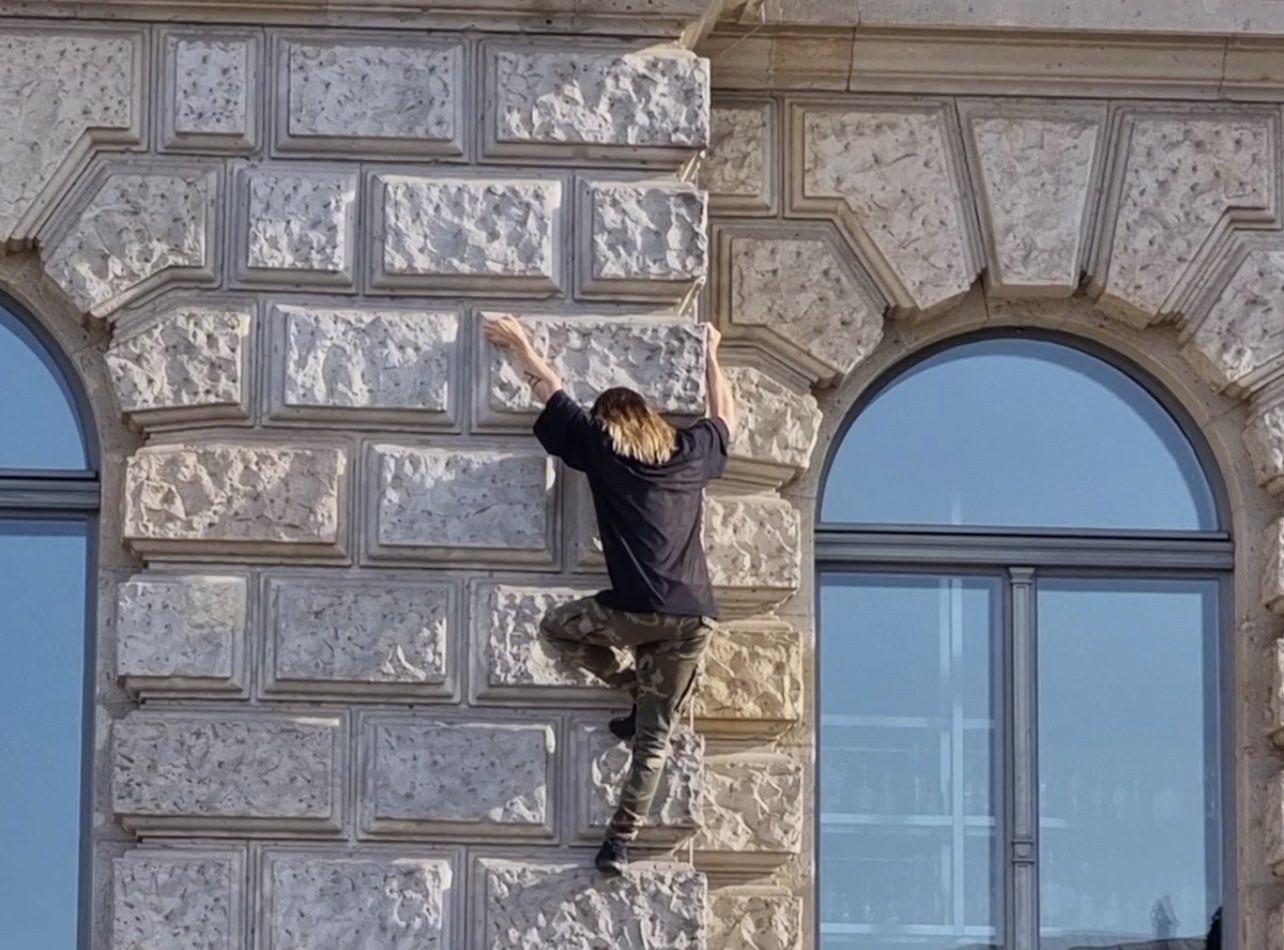 Новый Человек-паук? Джаред Лето замечен карабкающимся по отелю Новый Человек-паук? Джаред Лето замечен карабкающимся по отелю