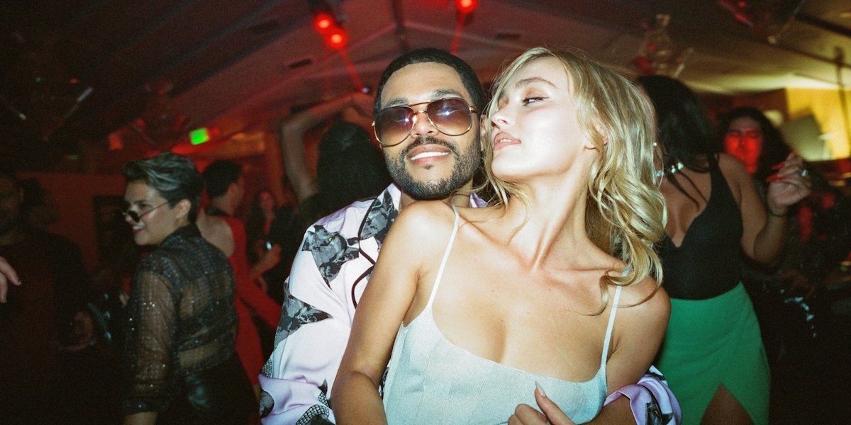 Голая Лили-Роуз Депп снова появилась в 3 эпизоде «Кумир» («Идол»), который можно посмотреть Голая Лили-Роуз Депп снова появилась в 3 эпизоде «Кумир» («Идол»), который можно посмотреть