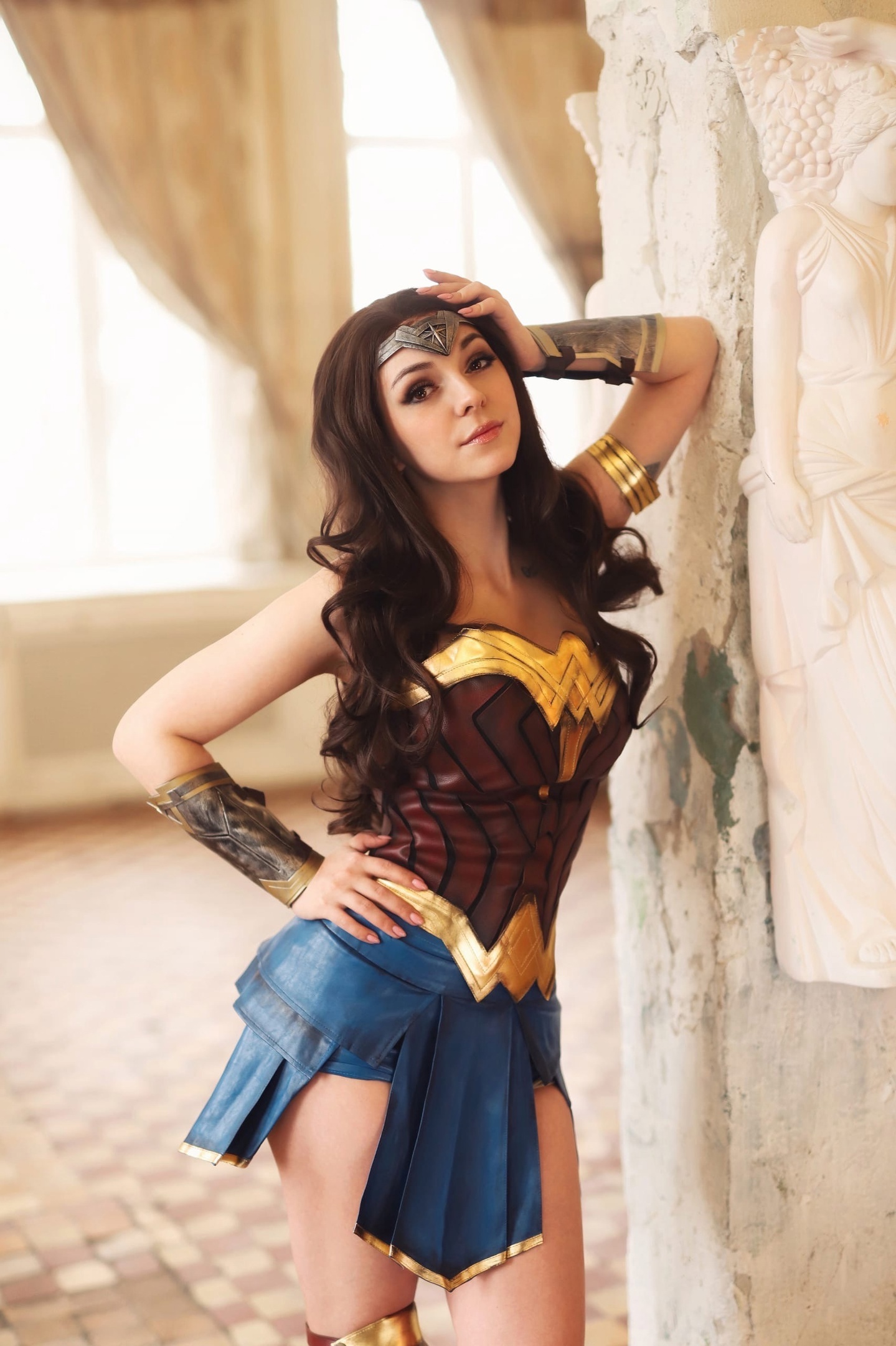 Замена Галь Гадот: модель сделала эффектный косплей на Чудо-женщину