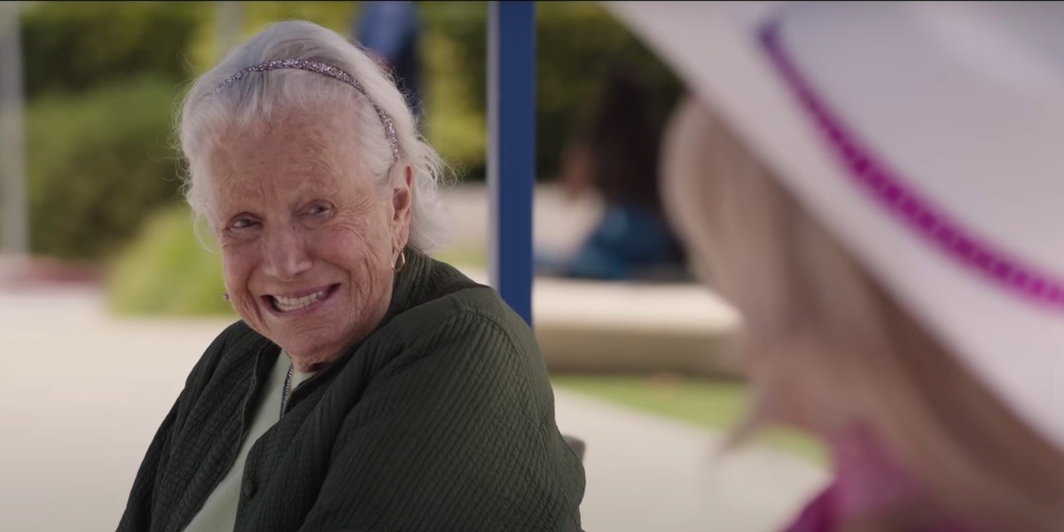 Объяснено, кто на самом деле бабушка на скамейке в фильме «Барби» Объяснено, кто на самом деле бабушка на скамейке в фильме «Барби»