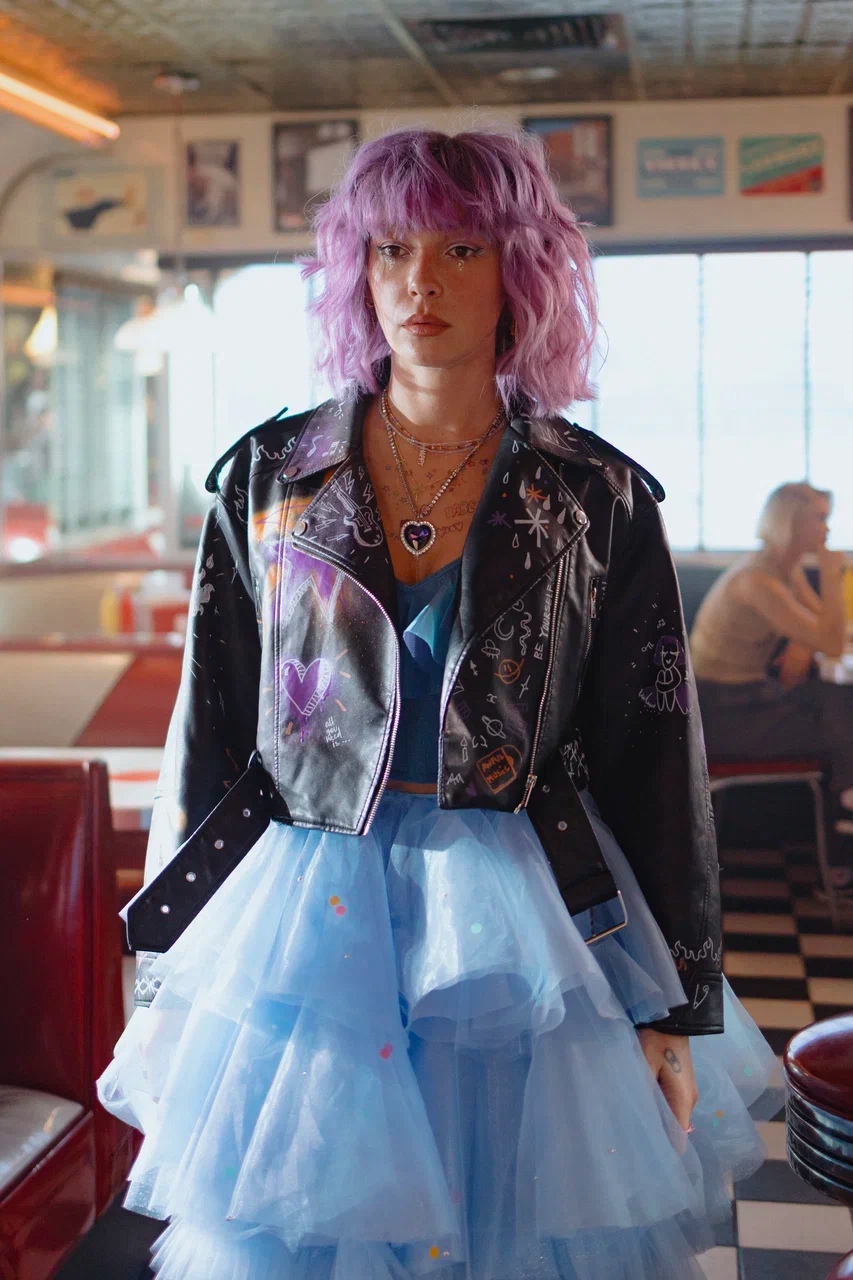 Недовольная Настя Ивлеева на первых кадрах фильма «Мальвина» Недовольная Настя Ивлеева на первых кадрах фильма «Мальвина»