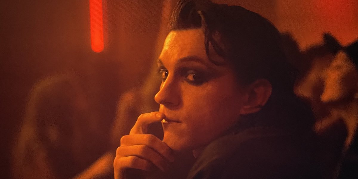 Том Холланд шокировал фанатов неоднозначной сценой секса в сериале «Переполненная комната»