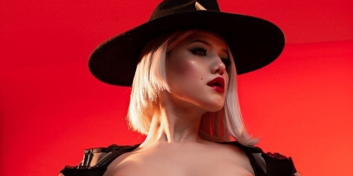 Модель сделала откровенный косплей на Эш из Overwatch Модель сделала откровенный косплей на Эш из Overwatch