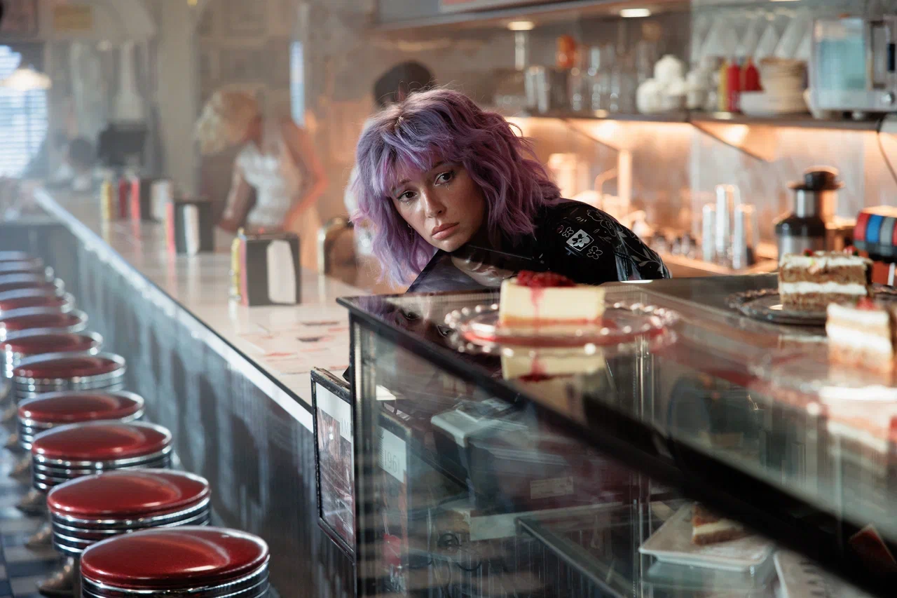 Недовольная Настя Ивлеева на первых кадрах фильма «Мальвина» Недовольная Настя Ивлеева на первых кадрах фильма «Мальвина»