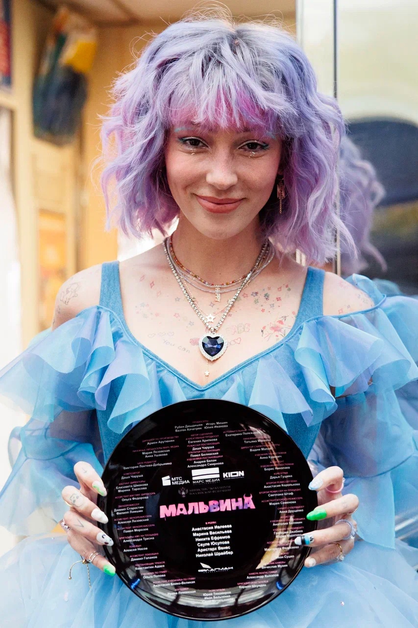 Недовольная Настя Ивлеева на первых кадрах фильма «Мальвина» Недовольная Настя Ивлеева на первых кадрах фильма «Мальвина»