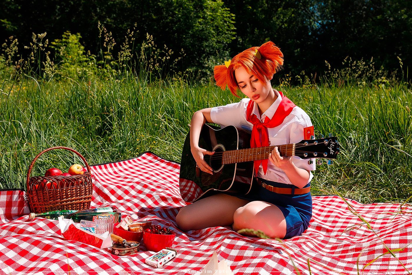 Модель сделала горячий летний косплей на Алису Двачевскую из игры «Бесконечное лето» Модель сделала горячий летний косплей на Алису Двачевскую из игры «Бесконечное лето»