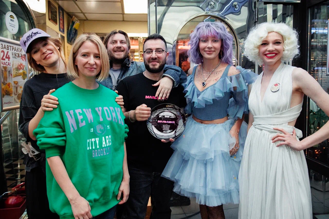 Недовольная Настя Ивлеева на первых кадрах фильма «Мальвина» Недовольная Настя Ивлеева на первых кадрах фильма «Мальвина»