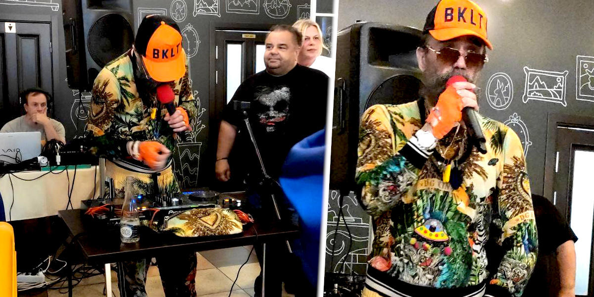 «Типа пора на пенсию»: Богдан Титомир выступил в питерском кафе (видео)