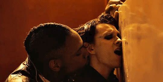 Том Холланд шокировал фанатов неоднозначной сценой секса в сериале «Переполненная комната»