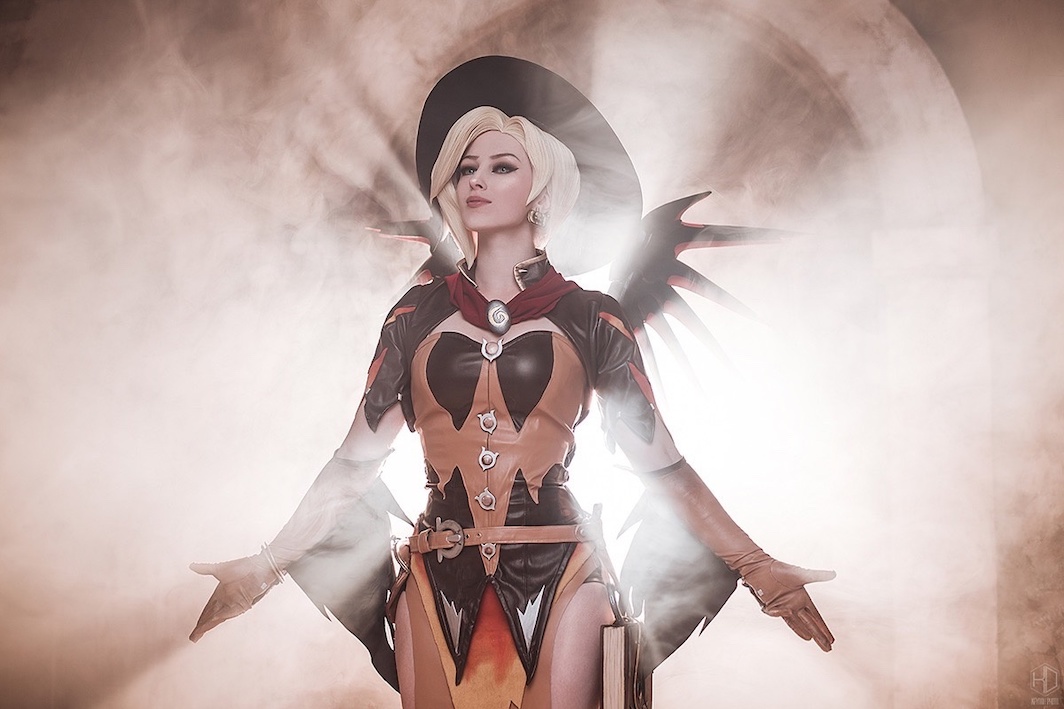 Модель сделала откровенный косплей на Аду Вонг из Resident Evil 4