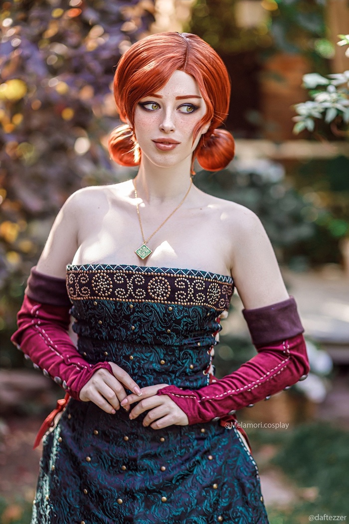 Модель сделала откровенный косплей на Аду Вонг из Resident Evil 4