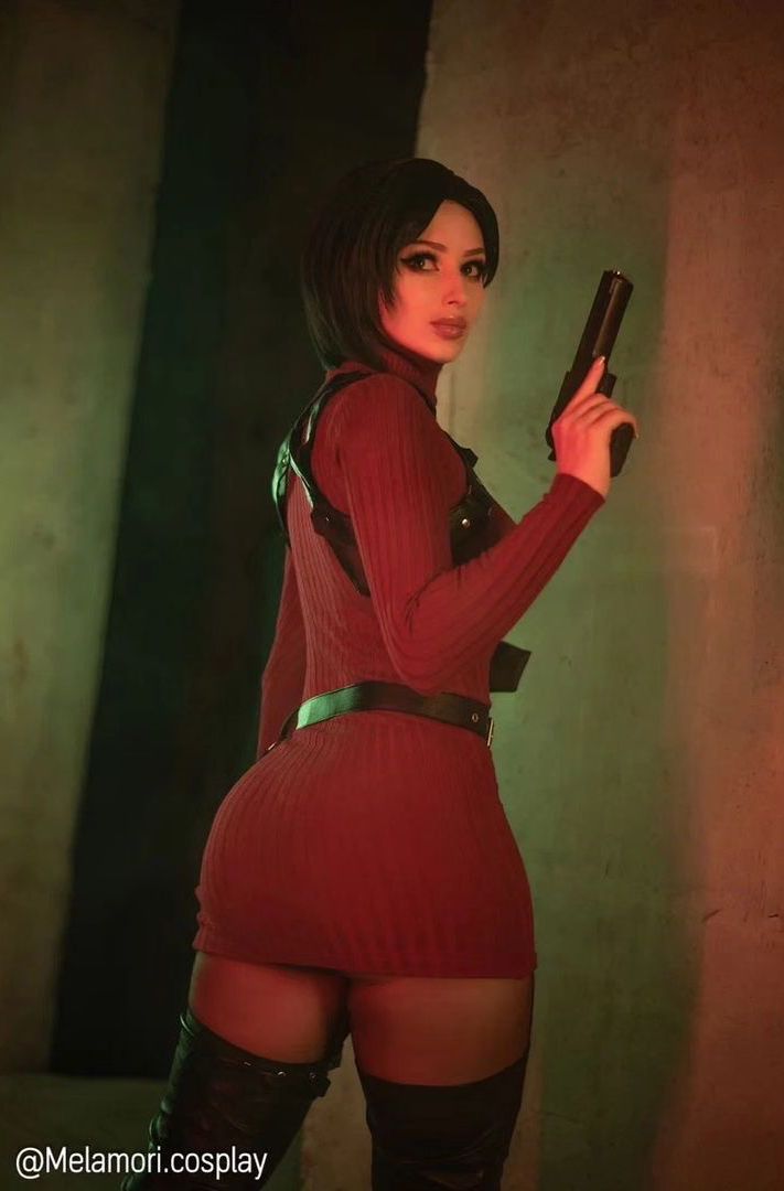 Модель сделала откровенный косплей на Аду Вонг из Resident Evil 4