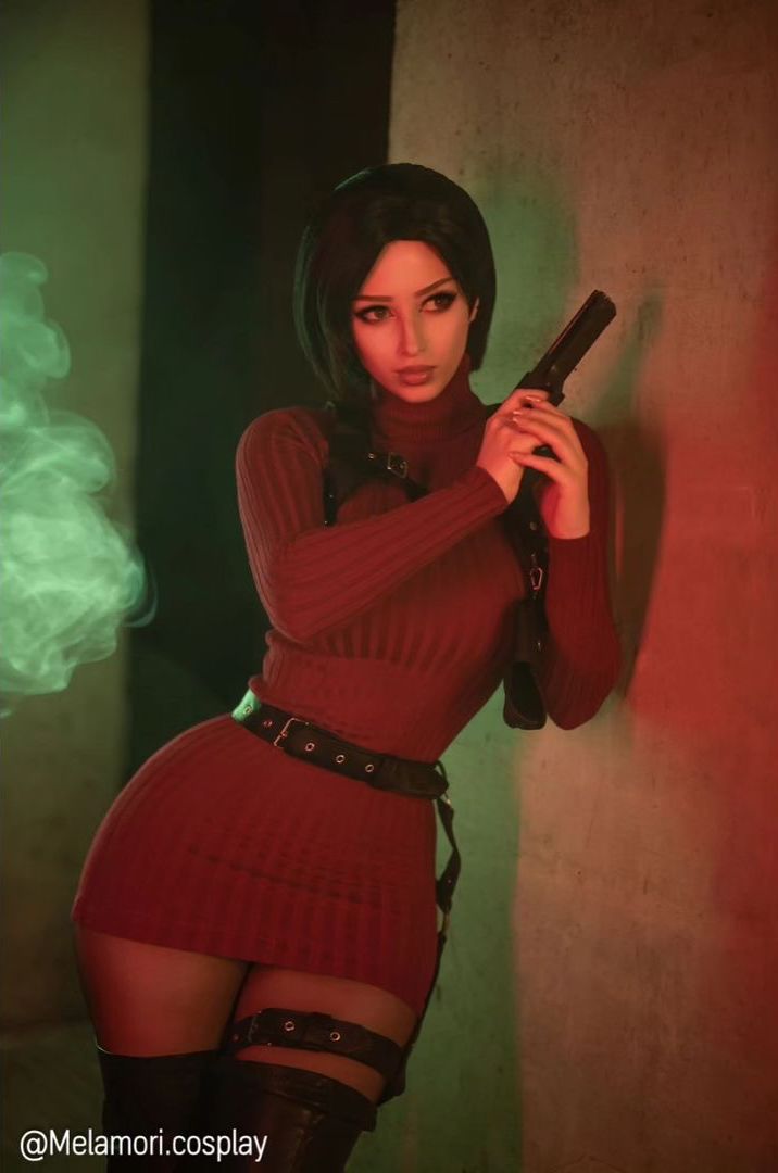 Модель сделала откровенный косплей на Аду Вонг из Resident Evil 4