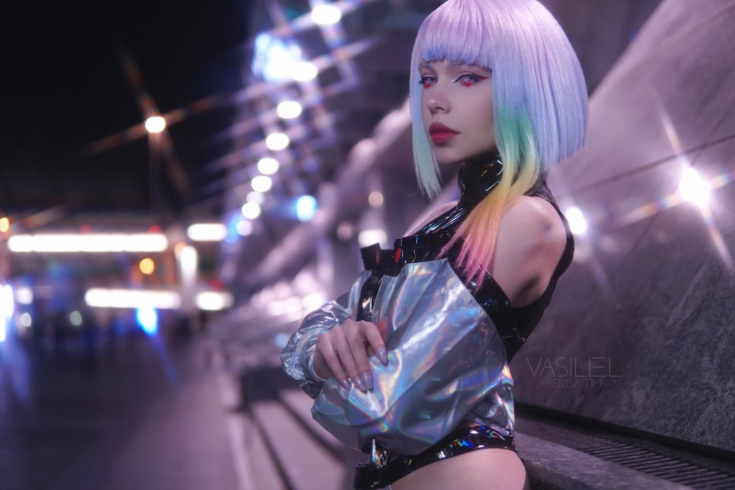 Модель сделала откровенный косплей на Рэйвен из «Титанов» DC