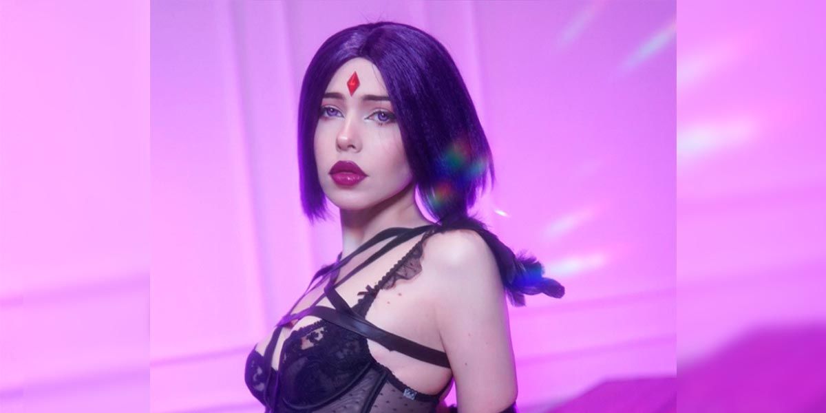 Модель сделала откровенный косплей на Рэйвен из «Титанов» DC