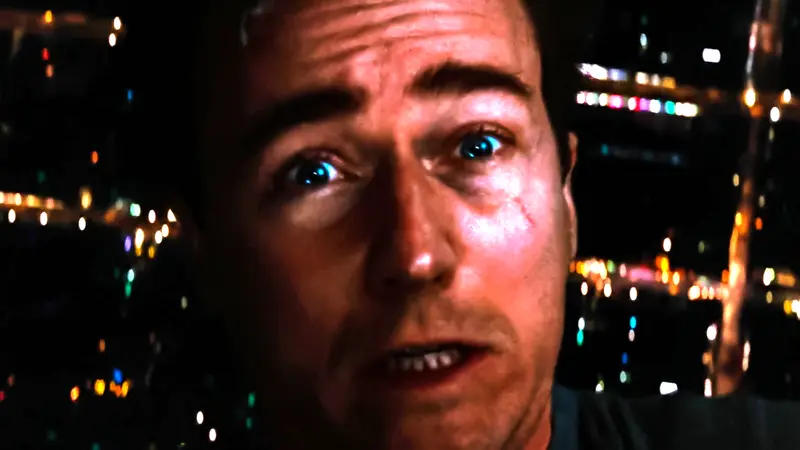 Эдвард Нортон сделал одно сомнительное изменение в концовке «Невероятного Халка», раскрыл сценарист Эдвард Нортон сделал одно сомнительное изменение в концовке «Невероятного Халка», раскрыл сценарист