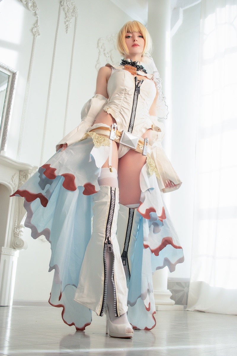 Модель сделала откровенный косплей Китаны из Mortal Kombat