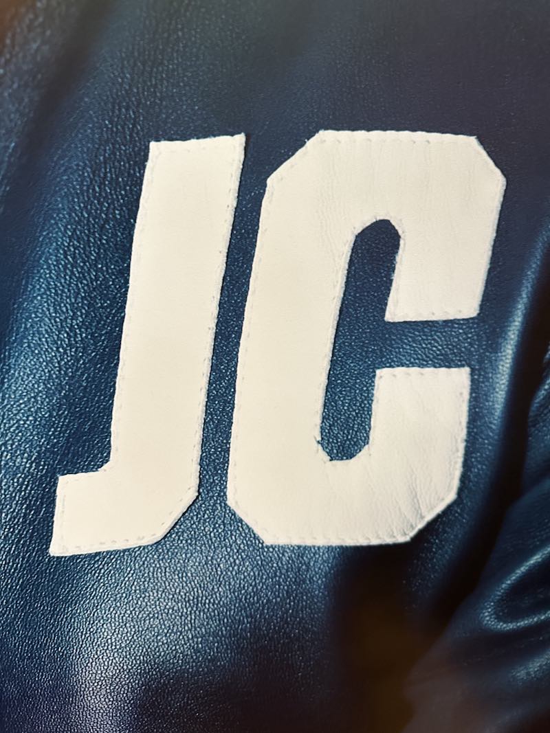 Новое фото фильма «Мортал Комбат 2» показало куртку Джонни Кейджа Карла Урбана